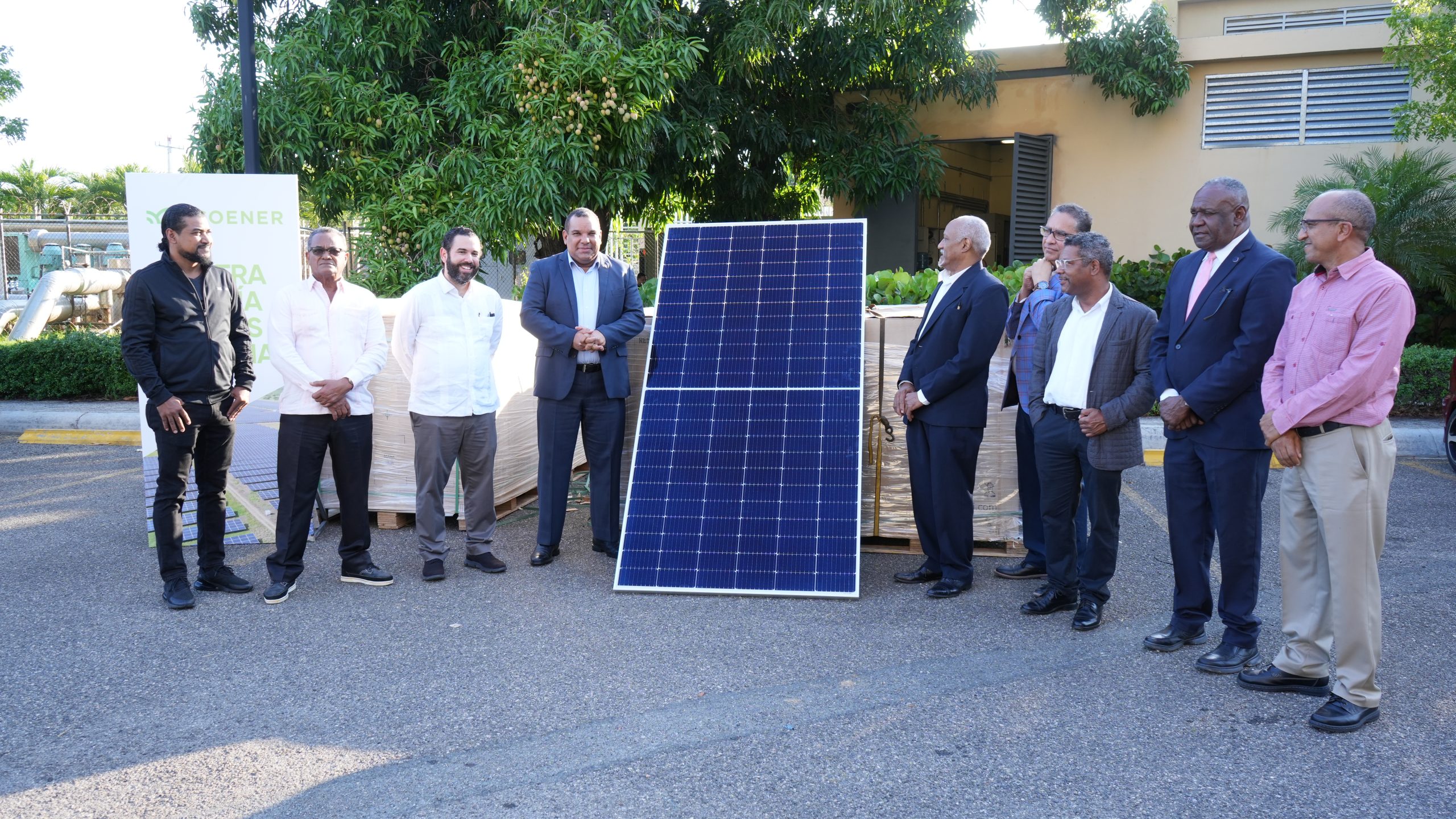 Ecoener dona 93 paneles solares a la Universidad Primada de América
